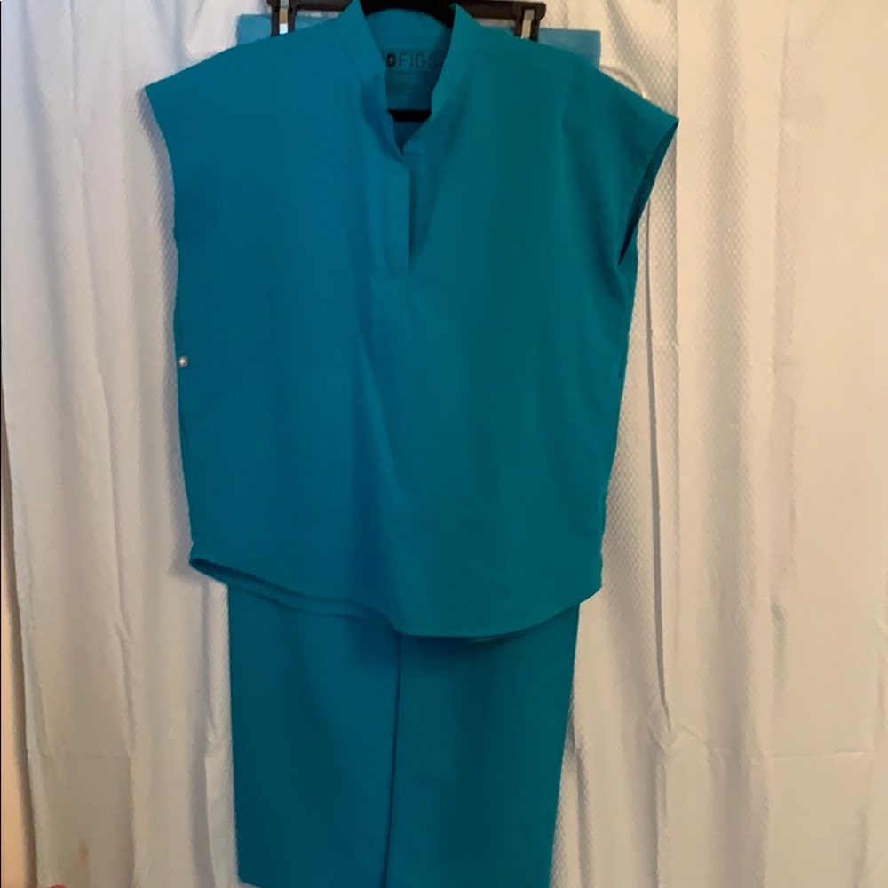 Fish teal scrub set